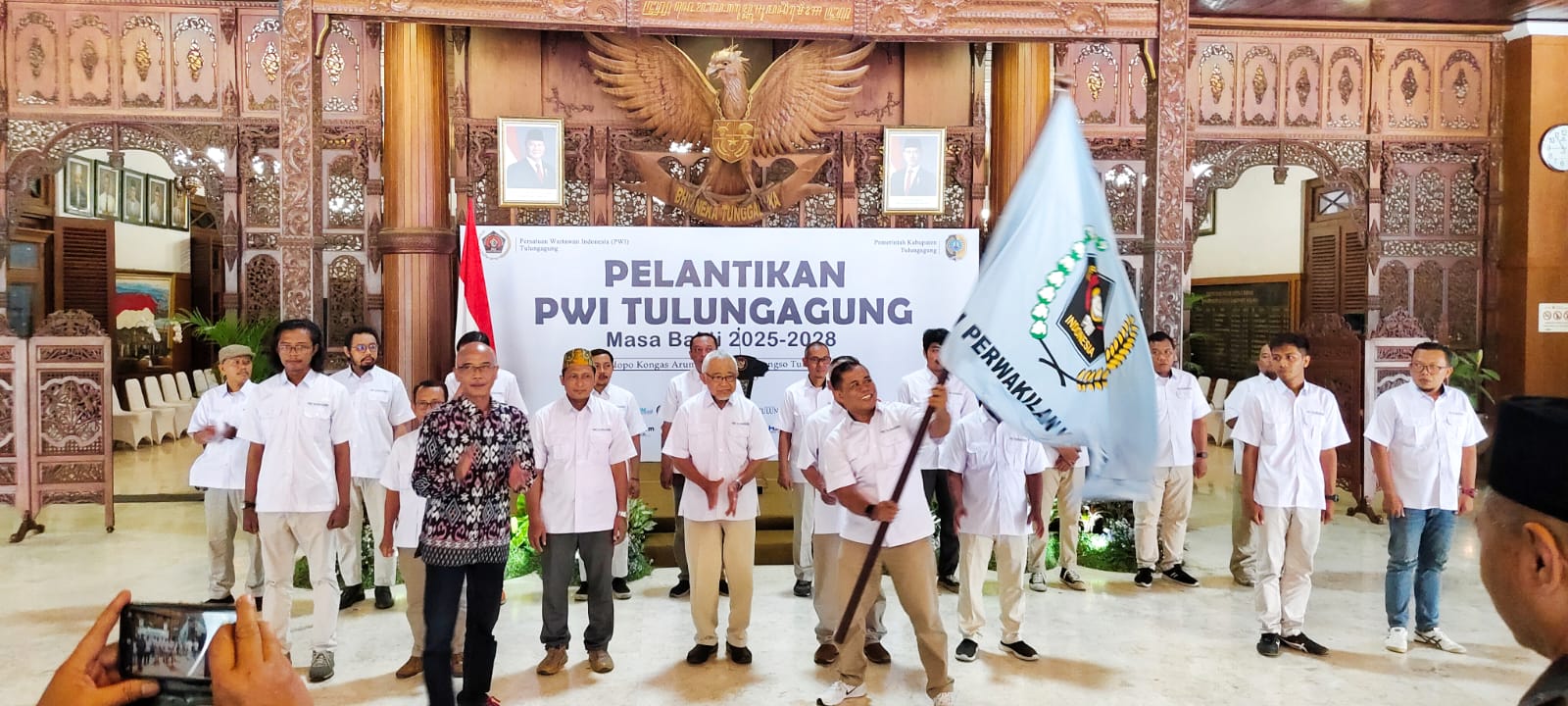 Pelantikan PWI Tulungagung di Pendopo Kongas Arum Kusumaning Bongso, Senin (26/5/2025). (foto:dok)