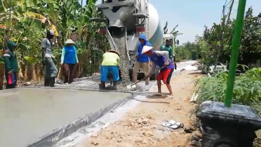 Pengecoran Jalan Dsn Karangpoh Desa Sidorejo 2 Kecamatan Karangjati (Foto:Dok)