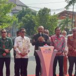 Bupati Ngawi Ony Anwar Harsono Saat Membuka Pasar Murah (Foto:Dok)