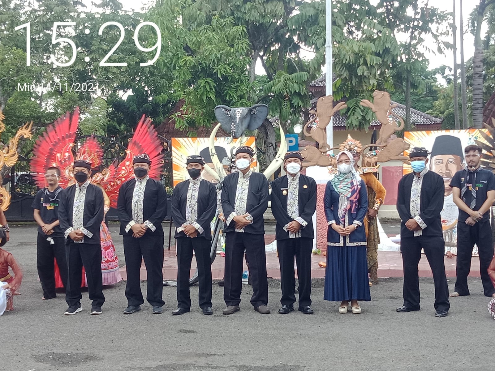 Pengurus Dewan Kesenian Kabupaten Ngawi foto bersama Wakil Bupati Ngawi (foto:dok)
