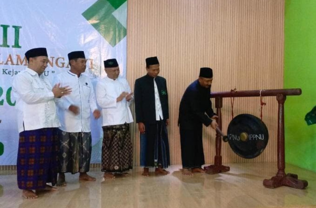 Bupati Ngawi Ony Anwar Harsono Memukul Gong Simbolis Membuka Muskercab NU Ngawi (foto:dok)