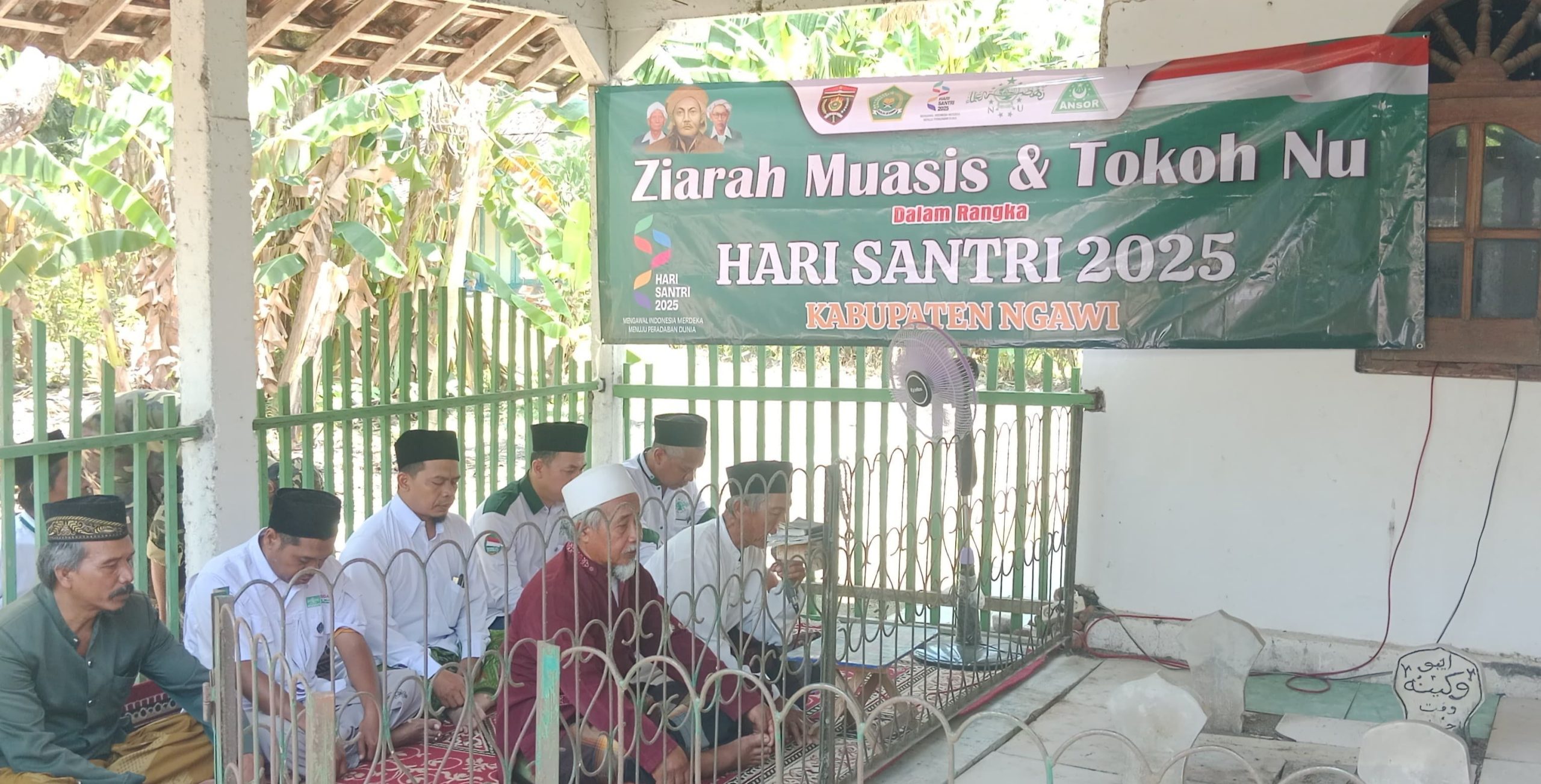 Pengurus MWC NU Zona Selatan Melakukan Ziaroh di Makan Tokon NU diDesa Sirigan Kecamatan Paron (foto:dok)