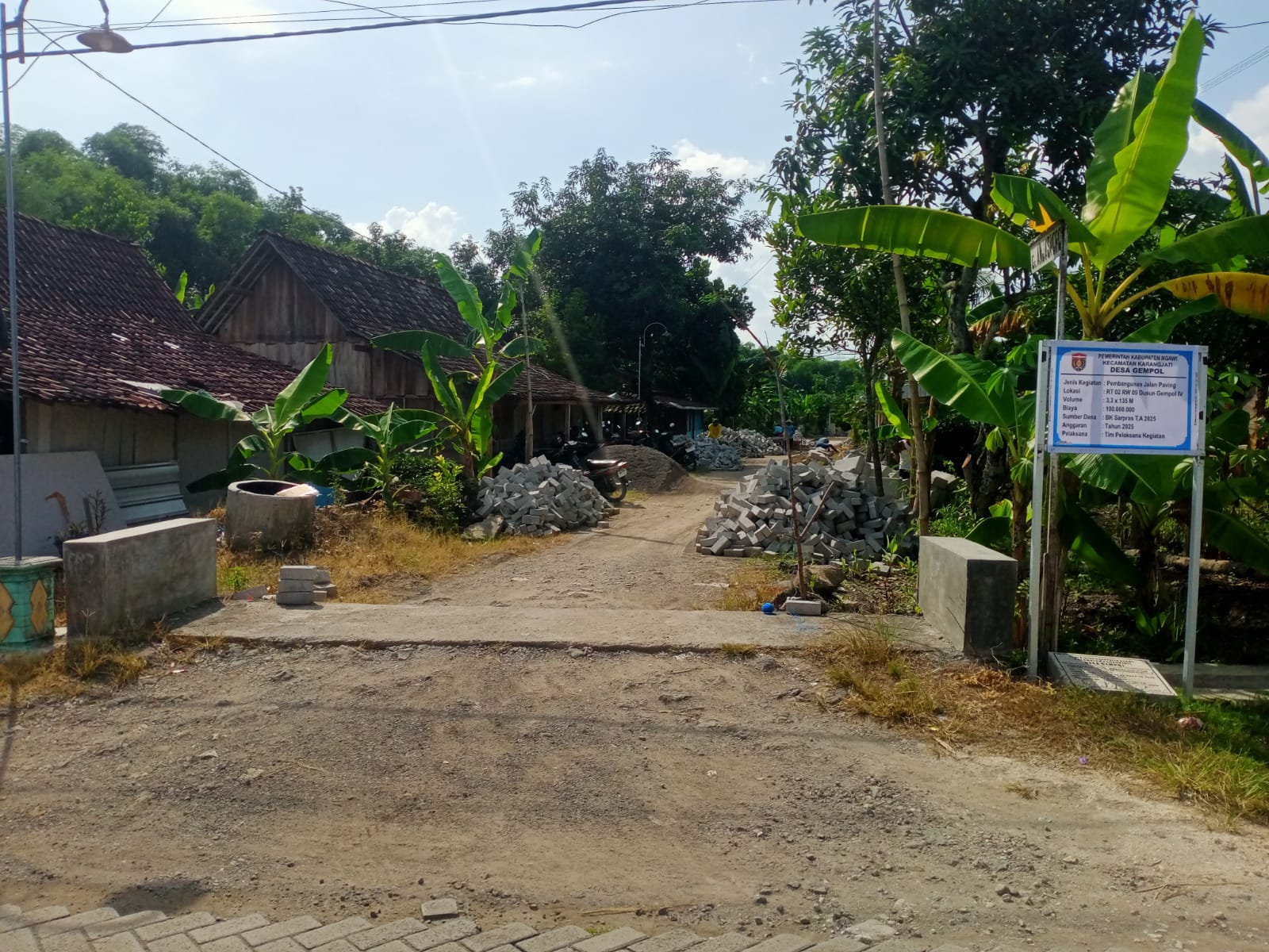 Pembangunan Pavingissi Jalan Desa Dimulai (foto:dok)