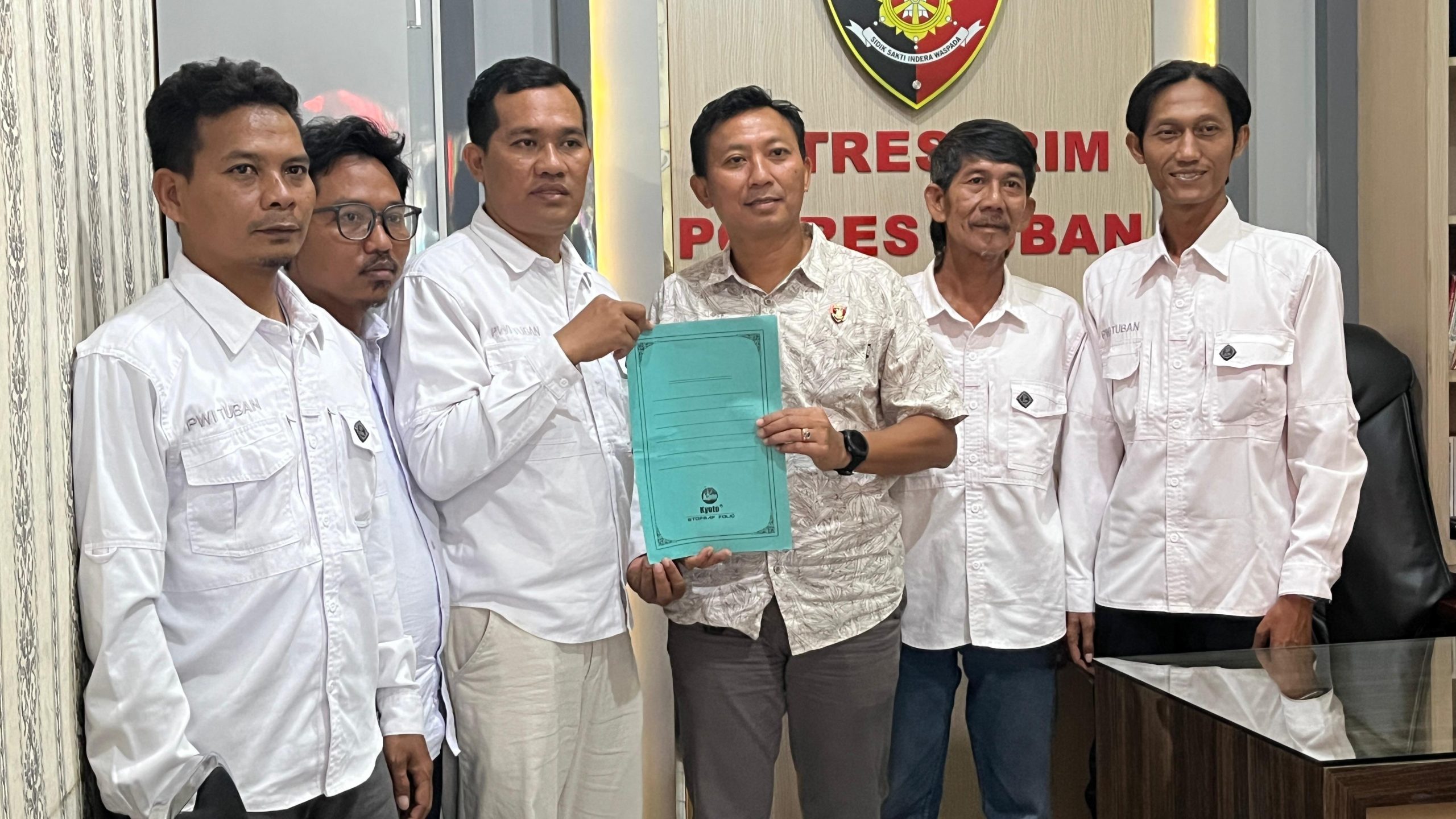 CATUT FOTO KETUA PWI TUBAN DIBUAT MINTA UANG KE KADES, OKNUM WARTAWAN DIPOLISIKAN