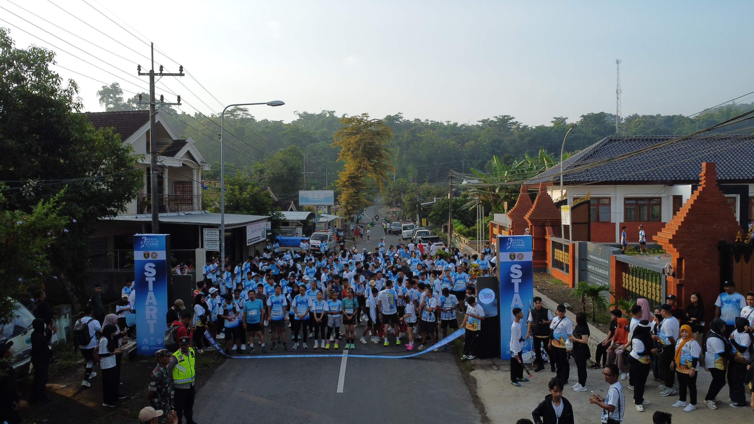 Peserta Move On Run Kendal 2025 Saat Di Start di Depan Kantor Kecamatan Kendal (foto:dok)