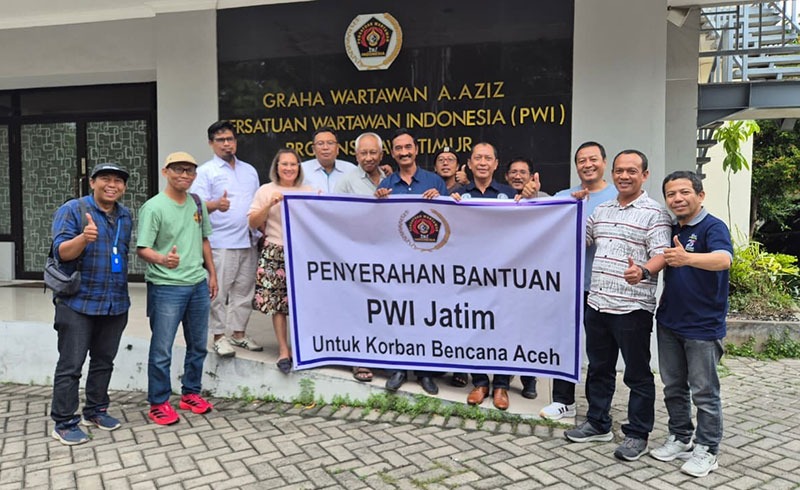 Anggota PWI Jatim foto bersama sebelum memberangkatkan bantuan untuk korban bencana banjir Aceh (foto: PWI Jatim)