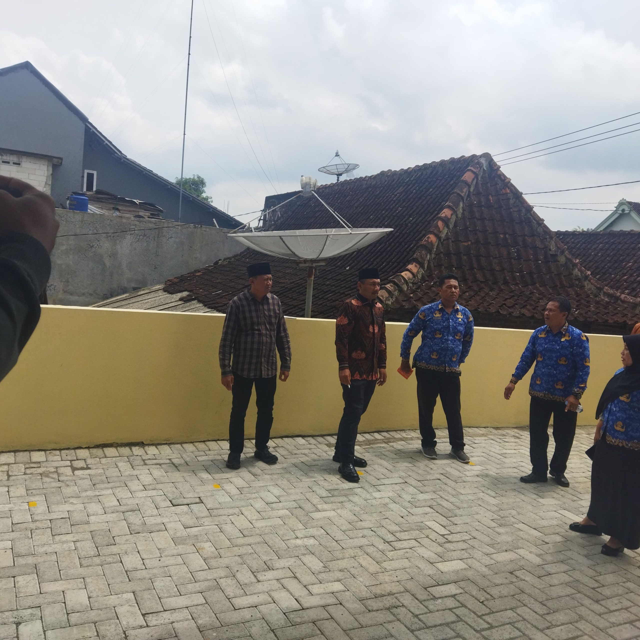 Ony Anwar Harsono Bupati Ngawi Saat meninjau lapak pedagang (foto:dok)