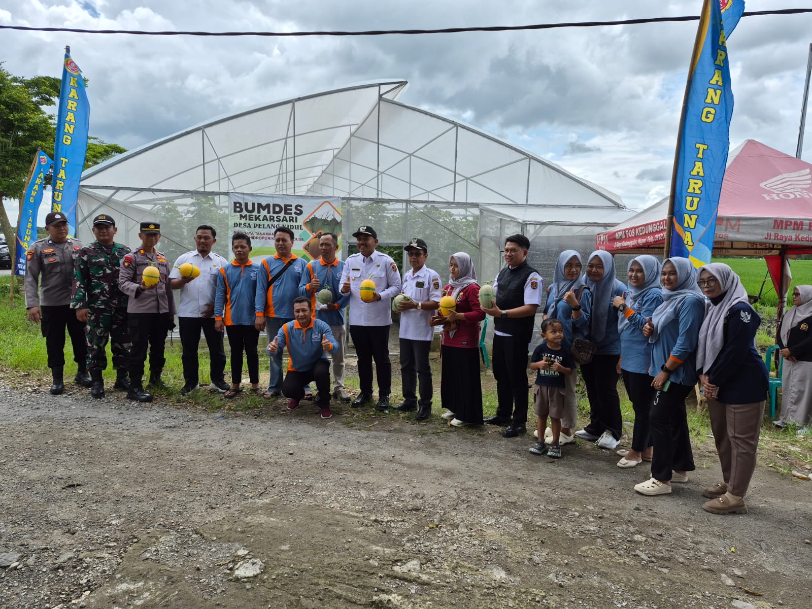 Bupati Ngawi Ony Anwar Harsono foto bersama (foto:dok)