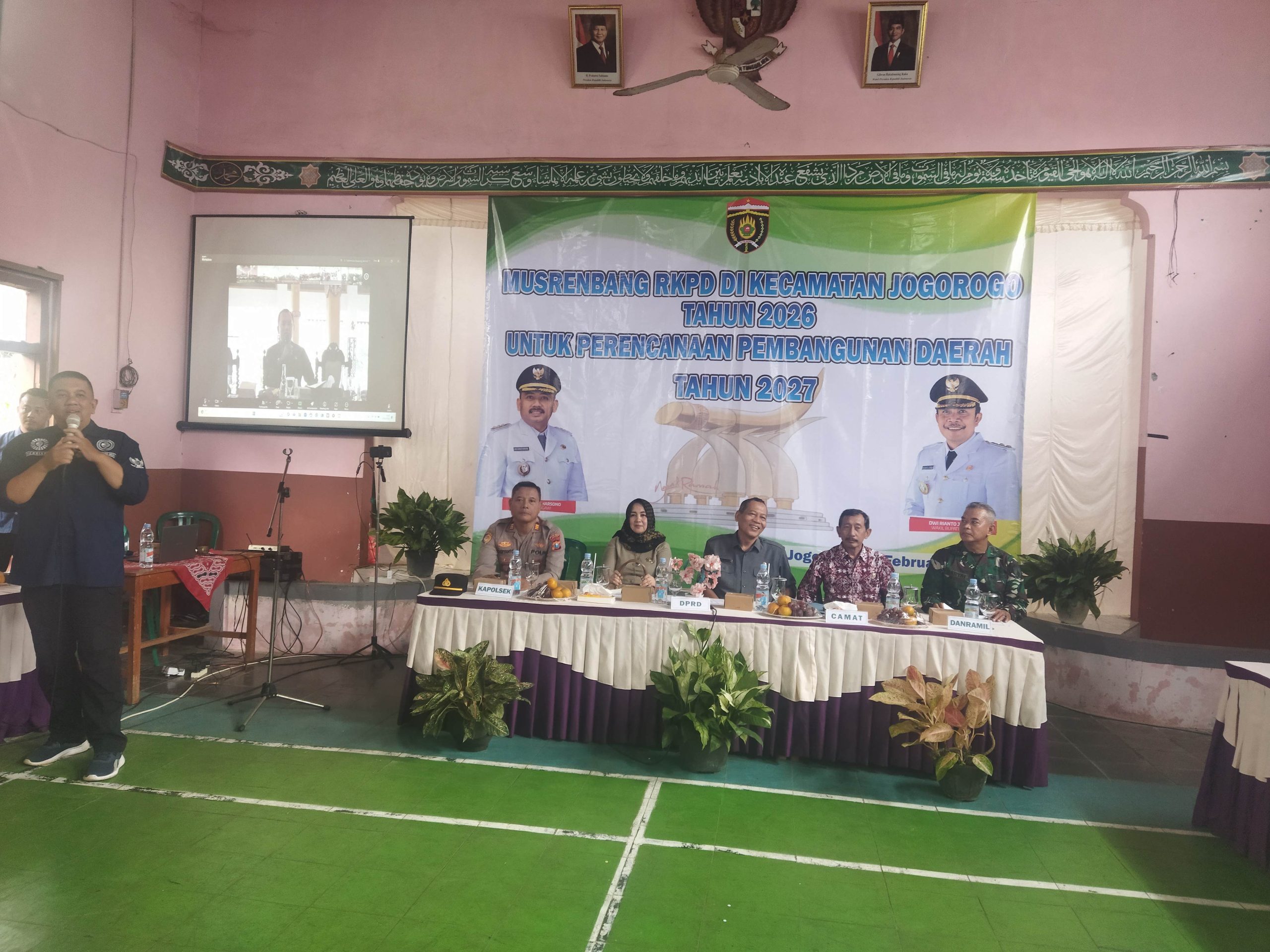 Camat Jogorogo saat memimpin Musrenbang Kecamatan jogorogo dengan didampingi oleh formpimcam , (foto: dok)