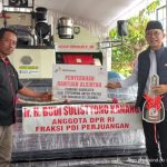 Budi Sulistiyono (bawa kunci) saat penyerahan combi (foto:dok)