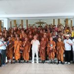 Ketua DPRD Kabupaten Ngawi foto bersama dengan panitia dan rombongan Bhikkhu dalam perjalanan spiritual Indonesia Walk for Peace (IWFP) 2026 menuju Candi Borobudur (foto:dok)