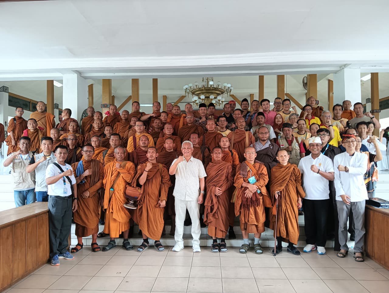 Ketua DPRD Kabupaten Ngawi foto bersama dengan panitia dan rombongan Bhikkhu dalam perjalanan spiritual Indonesia Walk for Peace (IWFP) 2026 menuju Candi Borobudur (foto:dok)