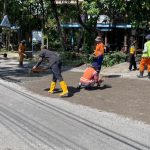 Pemeliharaan jalan Parang-Magetan oleh PUPR Magetan (foto:dok)