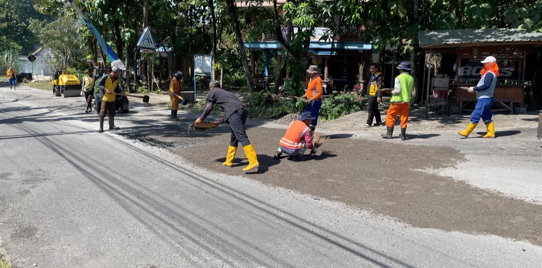 TAK LAGI TERHAMBAT LUBANGNYA, JALUR PARANG–MAGETAN KINI MULAI BERSOLEK