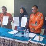 Berita Acara Mediasi ditunjungkan saat foto bersama (foto: Redaksi)