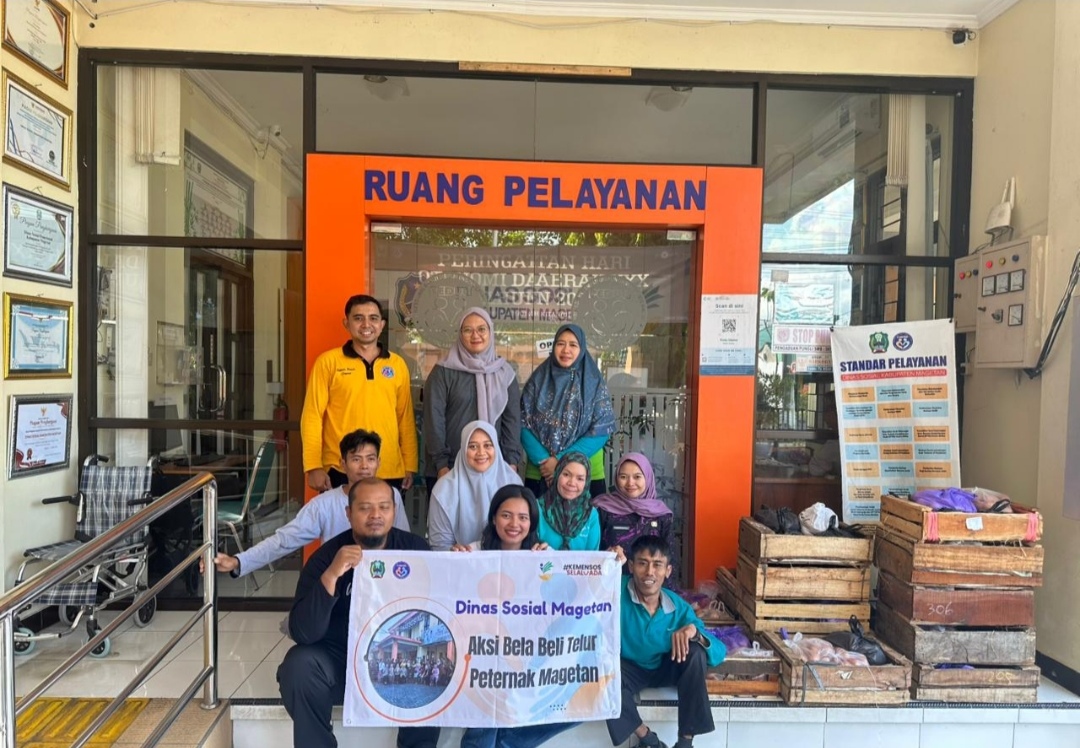 ASN Dinsos Foto bersama setelah memborong Telur (foto: redaksi)