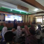 Nur Fatichah Kepala Seksi kepatuhan Internal dan Penyuluhan Bea Cukai Madiun Saat Presentasi (foto:redaksi)