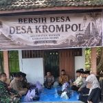 Kepala Desa bersama warga saat doa bersama (foto:dok)