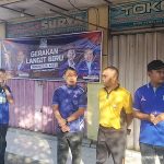 Ketua Kabupaten Partai Demokrat didampingi Anggota DPR Kab. Ngawi (bertopi) di acara kerjabakti dalam rangka HUT Partai (foto: redaksi)