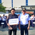 Aris Susanto (baju batik) bersama kepala DAOP Madiun (foto: dok KAI)