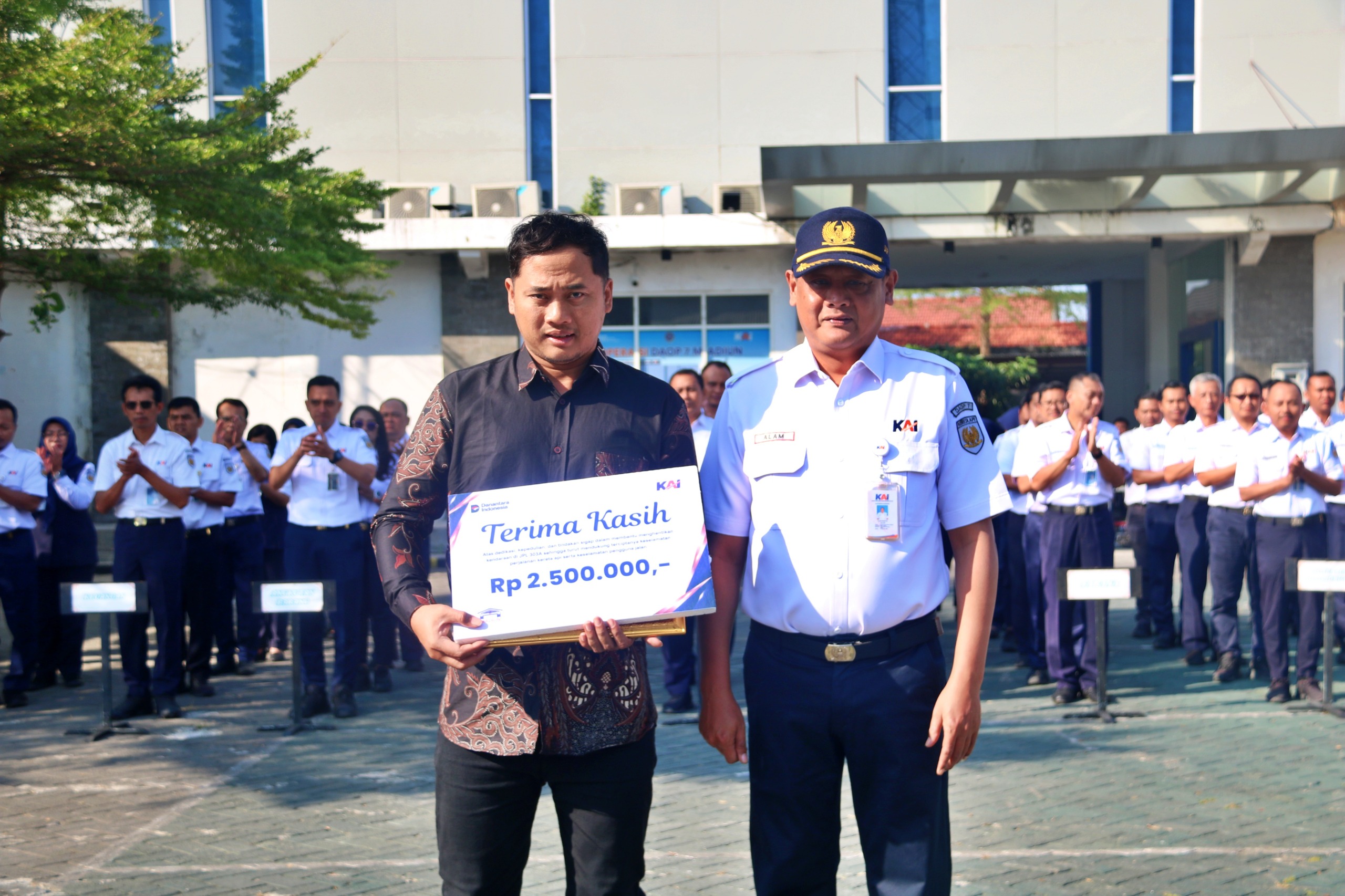 Aris Susanto (baju batik) bersama kepala DAOP Madiun (foto: dok KAI)
