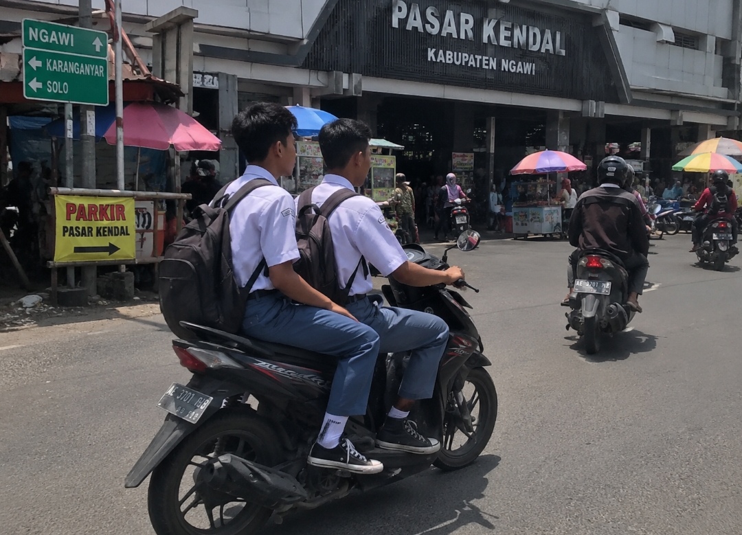 Ilustrasi pelajar berkendara di jalan (redaksi)