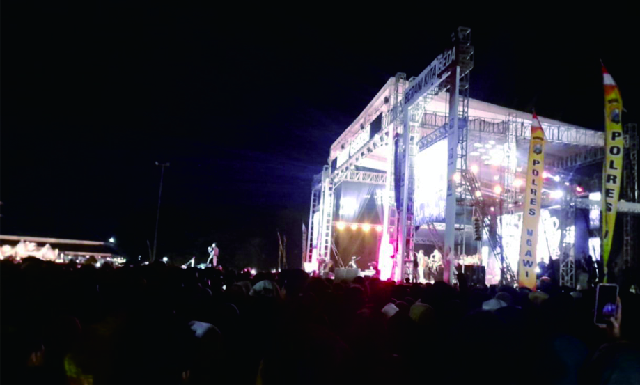 RIBUAN WARGA PADATI ALUN-ALUN NGAWI, KONSER DENNY CAKNAN SEMARAKKAN HARI BHAYANGKARA KE-80 DAN HUT NGAWI KE-668