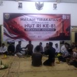 Panitia HUR RI KE 81 Kec. Jogorogo Menyerahkan Potongan Tumpeng Kepada Camat Jogorogo (foto:redaksi)