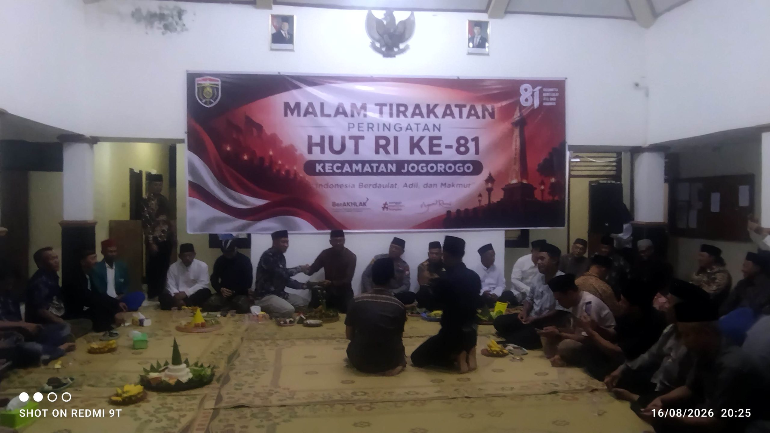 Panitia HUR RI KE 81 Kec. Jogorogo Menyerahkan Potongan Tumpeng Kepada Camat Jogorogo (foto:redaksi)