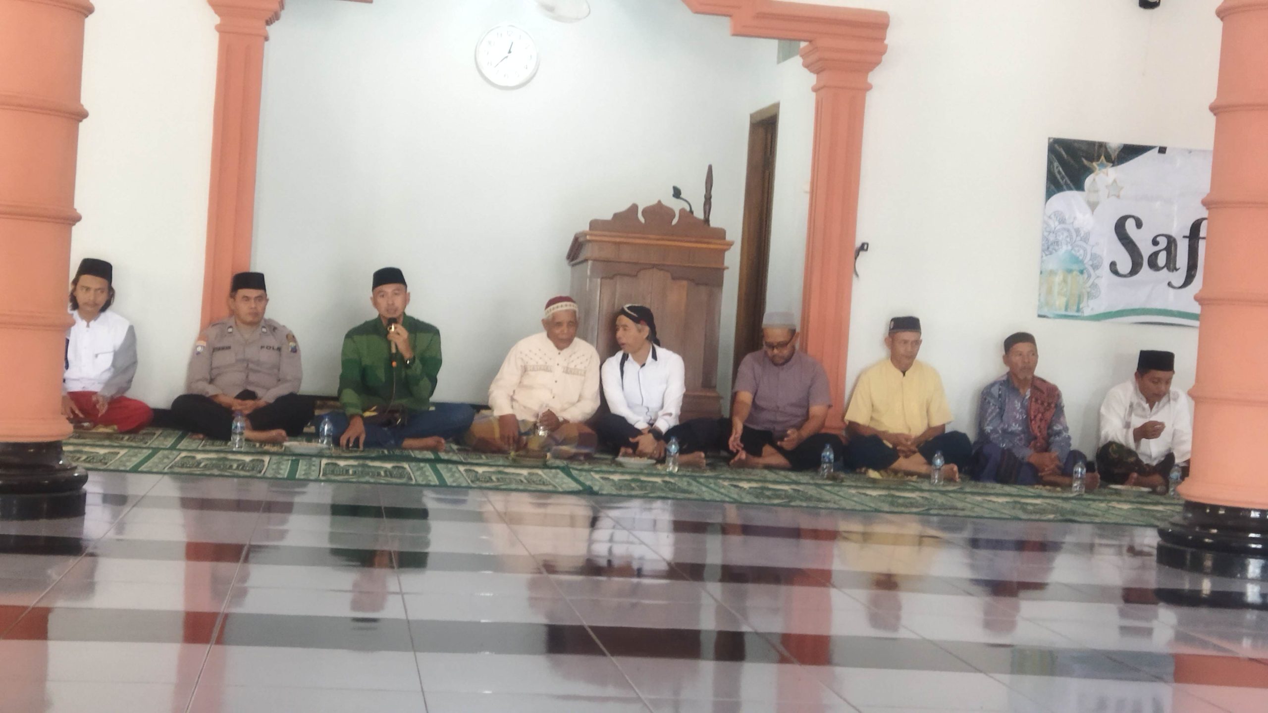 SAFARI JUMAT DI GONDANGLEGI, CAMAT JOGOROGO PERERAT SILATURAHMI DAN JARING ASPIRASI MASYARAKAT