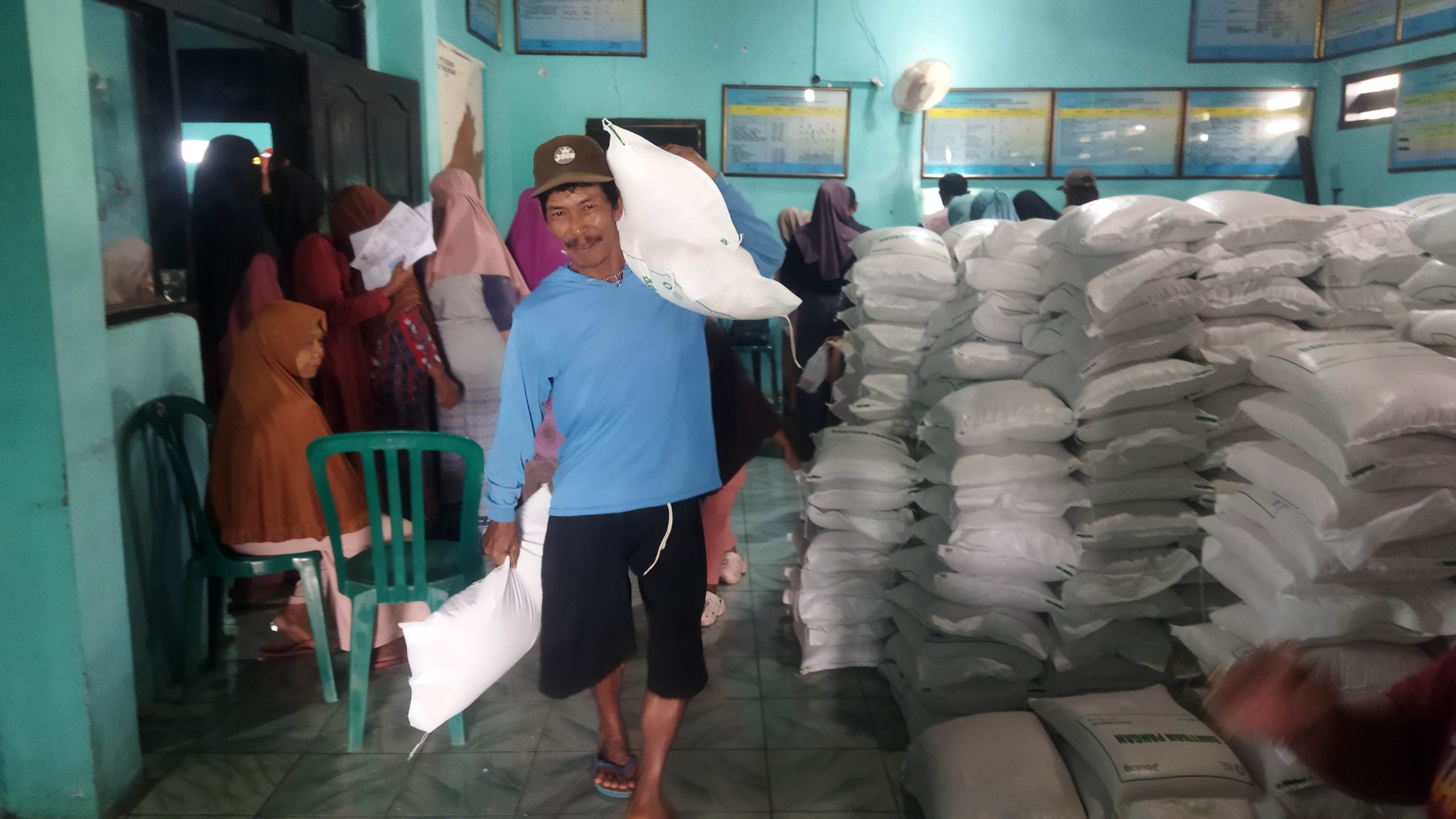 BANTUAN PANGAN DISALURKAN, WARGA TERIMA MANFAAT UNTUK KEBUTUHAN SEHARI-HARI
