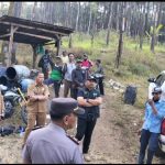 Ony Anwar Harsono Bupati Ngawi saat memantau langsung Kebakaran di Hutan lereng Utara gunung lawu ( foto: dok)
