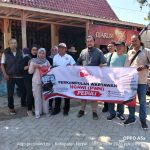 Anggota PWN foto bersama sebelum penyaluran bantuan air bersih (foto:r edaksi)