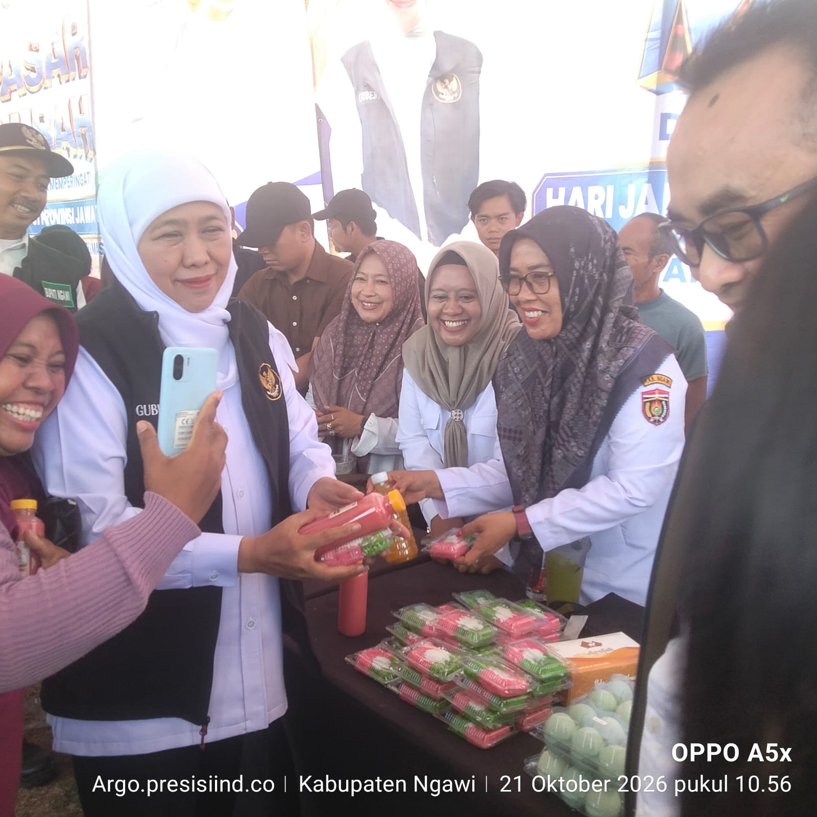 GUBERNUR KHOFIFAH DAN BUPATI ONY ANWAR HADIRI PASAR MURAH DI DERO, WARGA ANTUSIAS BERBURU SEMBAKO TERJANGKAU